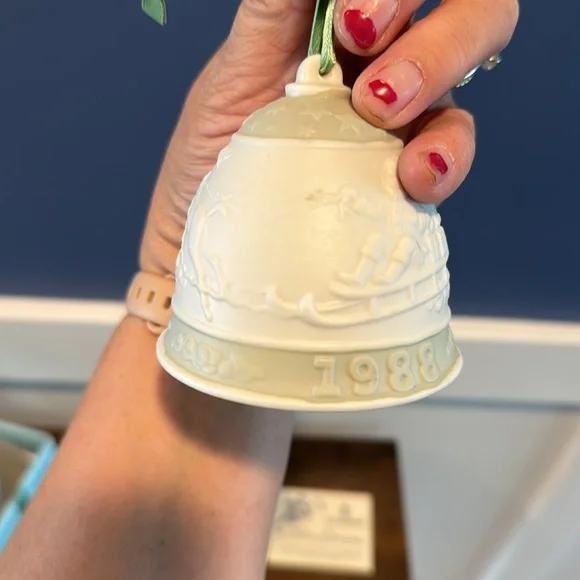 Lladro 1988 Campanita Navidad Porcilean Bell Ornament Green/White - Picture 5 of 6
